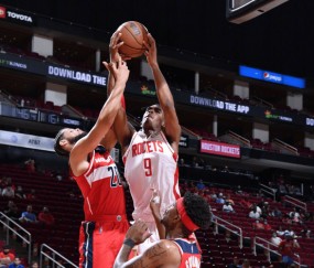 深圳男篮训练开放日，关键时刻强势反弹引欢呼，社区盾在即，身体对抗强度拉满的简单介绍-雷速体育娱乐