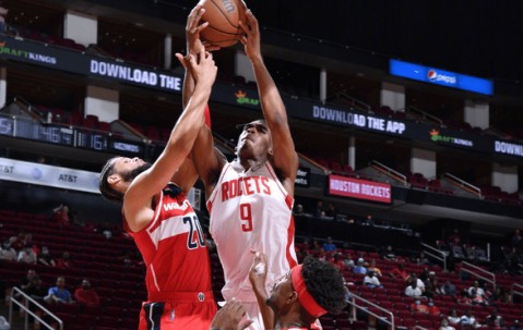 深圳男篮训练开放日，关键时刻强势反弹引欢呼，社区盾在即，身体对抗强度拉满的简单介绍-雷速体育娱乐