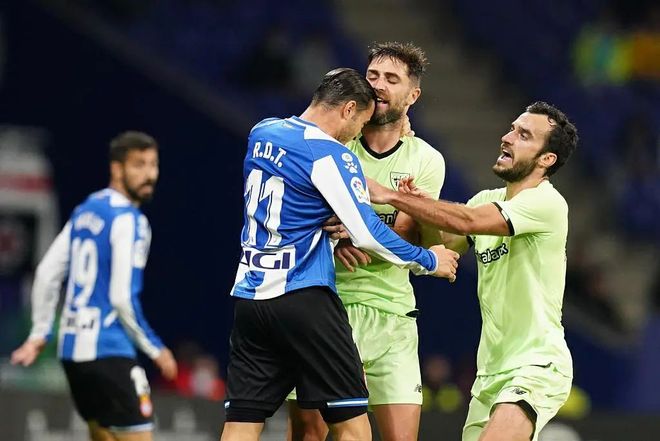 关键时刻突围战来临；洛杉矶湖人围绕西甲门线救险；气氛紧张；团队化学反应显著的简单介绍