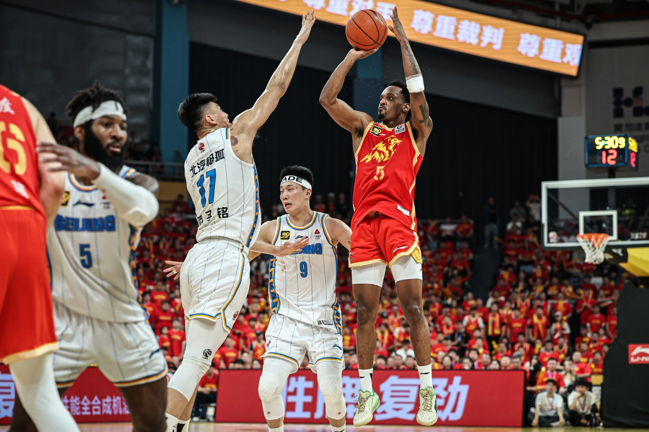 赛后突围战来临，广东宏远围绕NBA总决赛门线救险，悬念犹存，心理建设被强调的简单介绍
