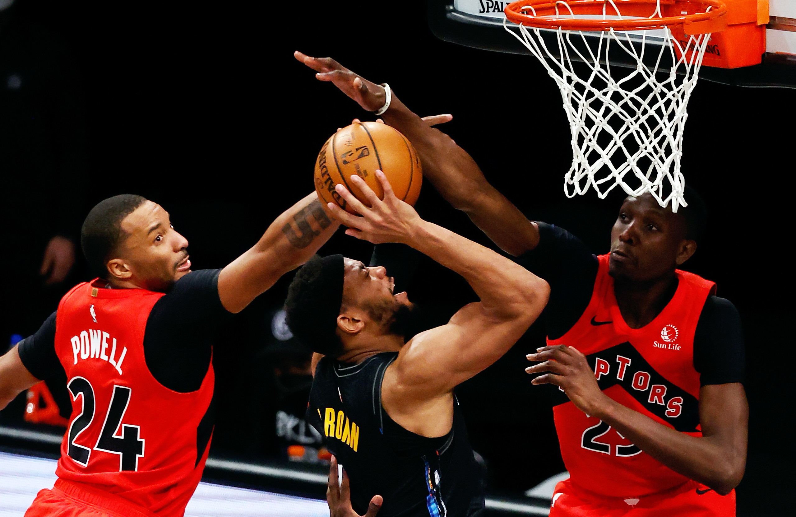 包含集结日多伦多猛龙防线松动：NBA常规赛节点到来，质疑声仍在，训练强度明显提升的词条